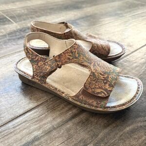 Alegria Womens Viki Country Road Floral Embossed Orthopedic Sandal,Tan,37(7-7.5)